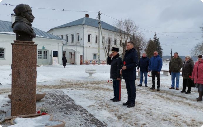 В Тарусе торжественно возложили цветы к бюсту генерал-лейтенанта М. Г. Ефремова..